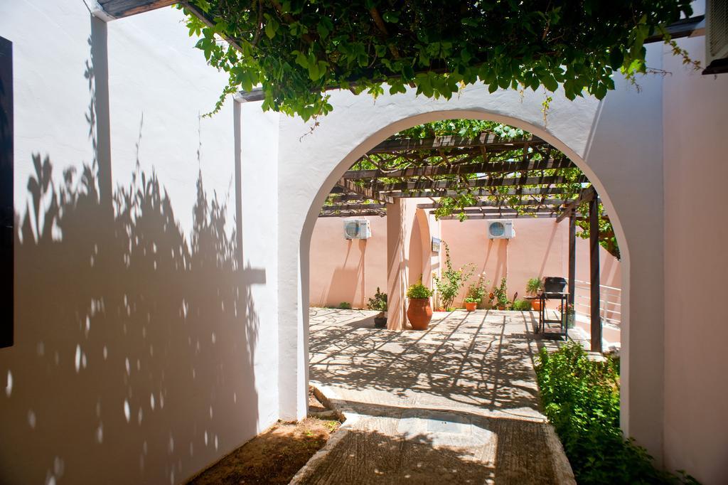 Dolphin Apartments Frangocastelo Exterior photo