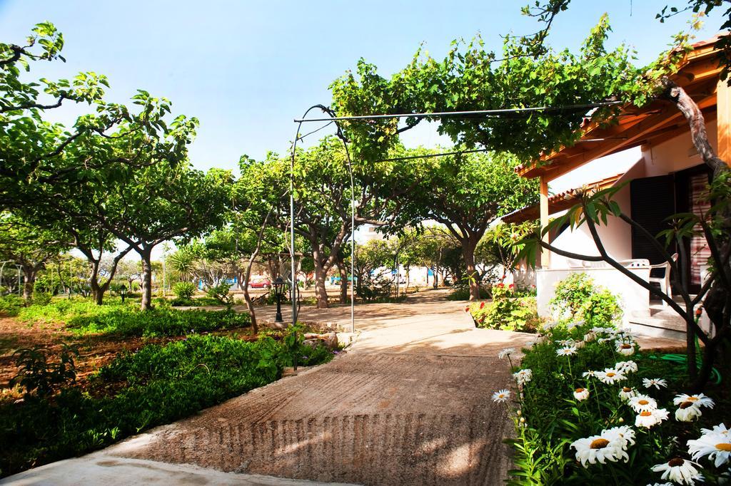Dolphin Apartments Frangocastelo Exterior photo